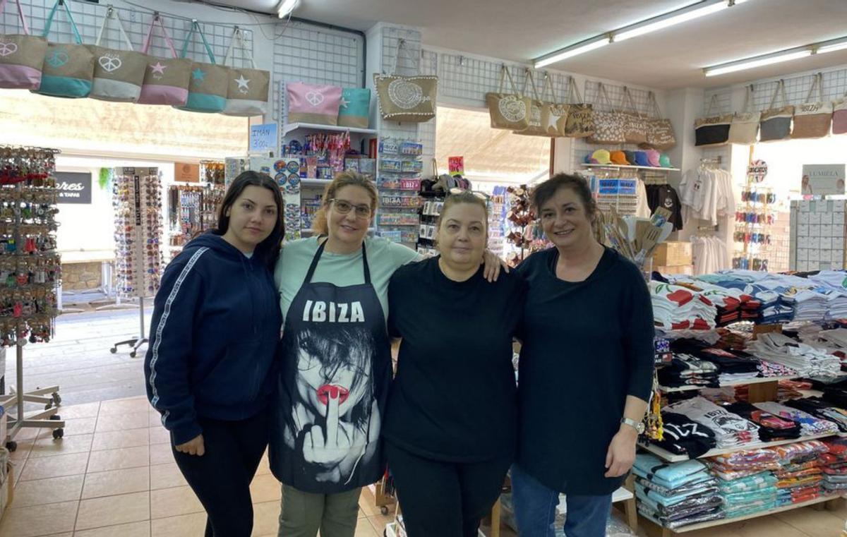 Las dependientas Ariadna Sánchez, Elena Noguera, Ana Pérez y Nieves Bonet. | T.ESCANDELL