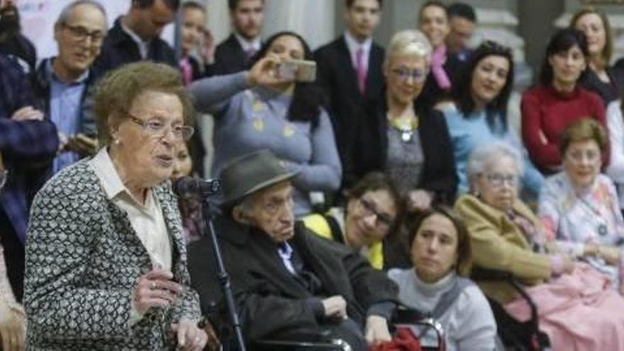 Homenaje a los centenarios en el Salón de Cristal en 2018.