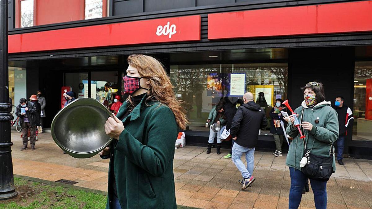 cacerolas y cadenas. Un grupo de hosteleros, convocados por la plataforma Hostelería con Conciencia, se concentró ayer con cacerolas y bocinas en el parque de la Fábrica del Gas para protestar por la subida de la luz; uno de ellos hasta se encadenó en la sede de EDP durante dos horas hasta que le desalojó la Policía.