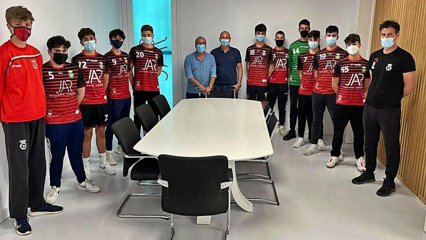 Los juveniles del BM Lalín visitan a su patrocinador tras el campeonato liguero