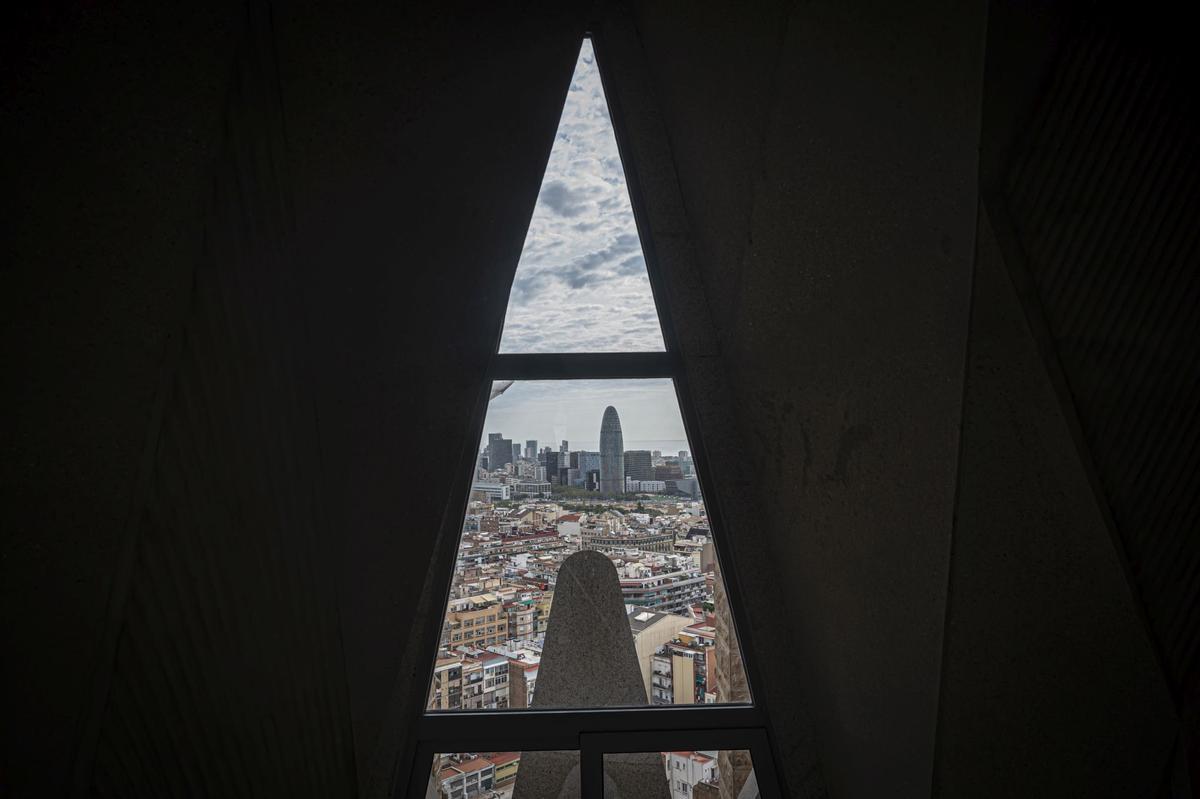 Dos colosales figuras de mármol griego de Thasos, el más blanco del mundo, aguardan a los pies del templo de la Sagrada Família para ser alzadas en octubre a la cima de las torres dedicadas a los evangelistas Juan y Mateo, la primera, como marca la tradición cristiana, un águila, y la segunda, con un esculpido que a veces confunde incluso a los más creyentes, con el aspecto de un hombre alado, sin que eso sea exactamente un ángel.