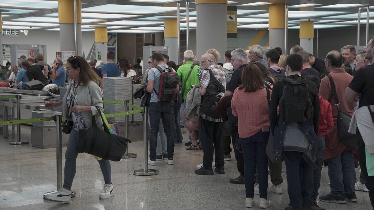 Lange Schlangen an der Sicherheitskontrolle: der Flughafen Palma am Freitagmorgen (22.3.).