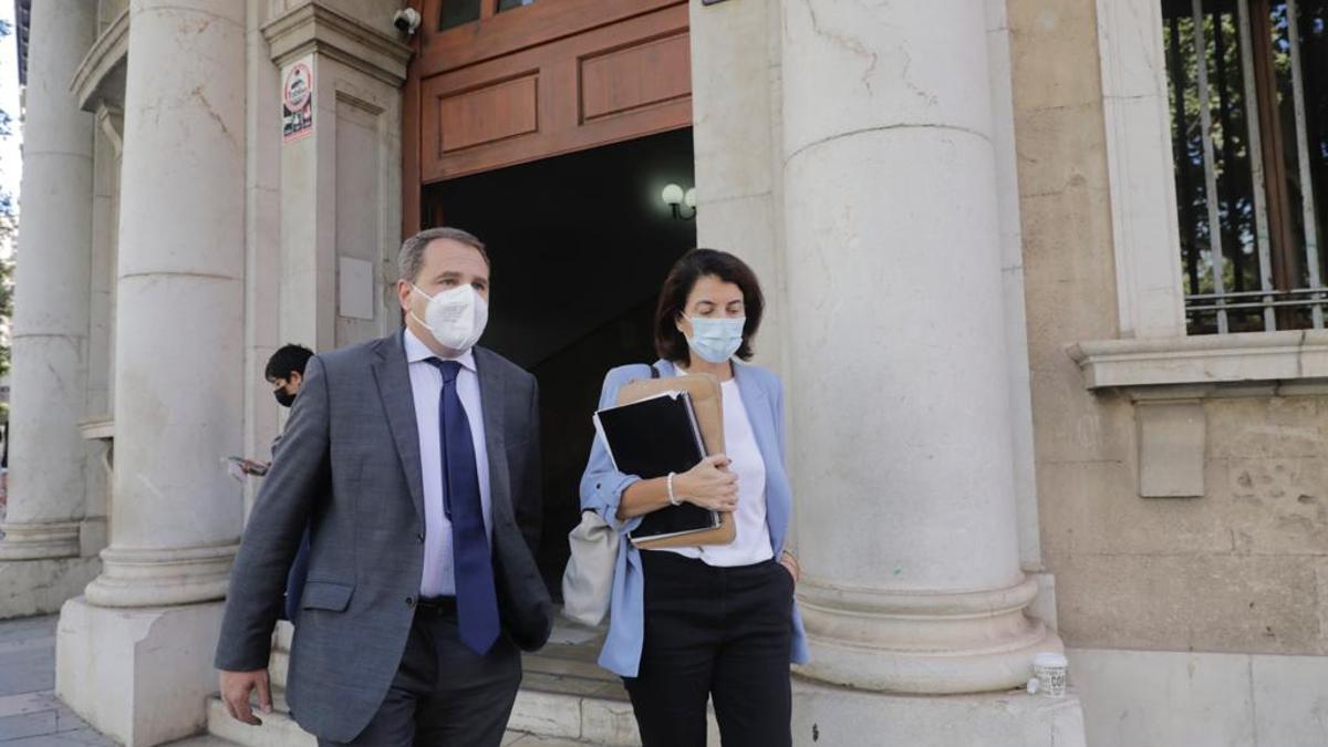 Dolores Ripoll abandona los juzgados de Vía Alemanya junto a su abogado tras prestar declaración.