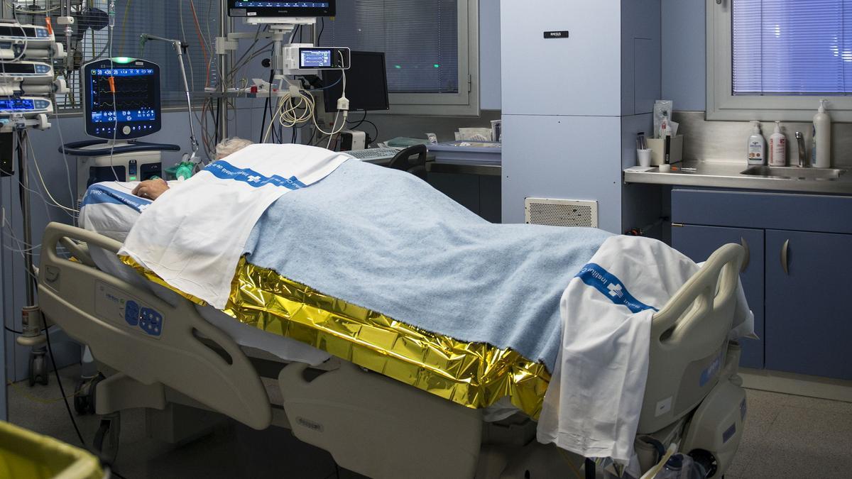 Archivo - Un paciente ingresado en la Unidad de Cuidados Intensivos (UCI) para enfermos de coronavirus de un hospital.