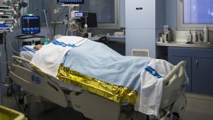 Archivo - Un paciente ingresado en la Unidad de Cuidados Intensivos (UCI) para enfermos de coronavirus de un hospital.