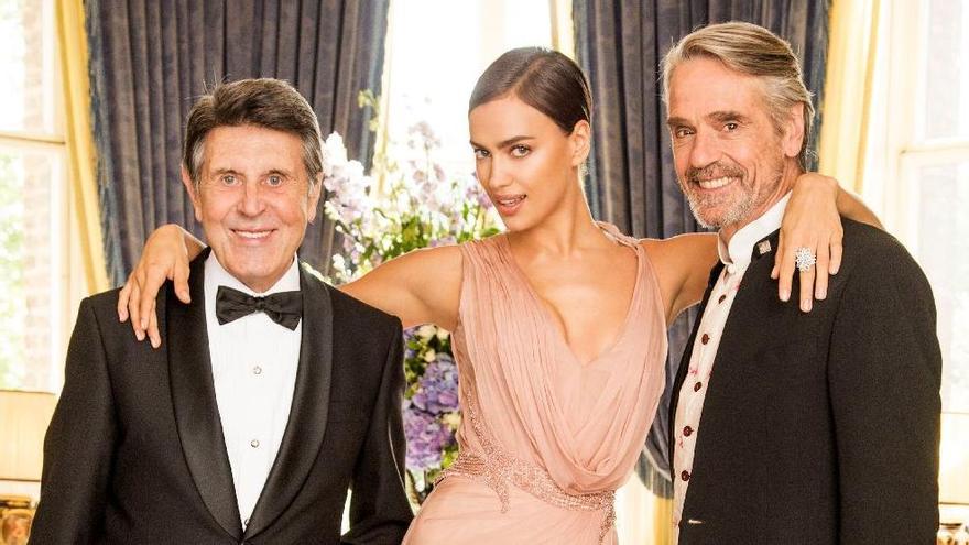 El presidente de Porcelanosa, Manuel Colonques, junto con la modelo Irina Shayk y el actor Jeremy Irons.