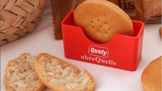 Quely presenta el 'abrequelys': El  invento para partir en dos mitades la galleta más famosa de Mallorca