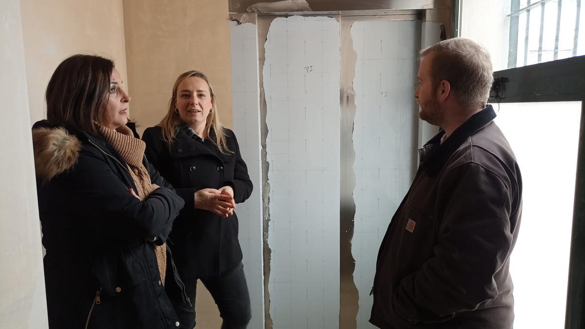 La alcaldesa, Rocío Ibáñez, examinó las obras del nuevo ascensor.
