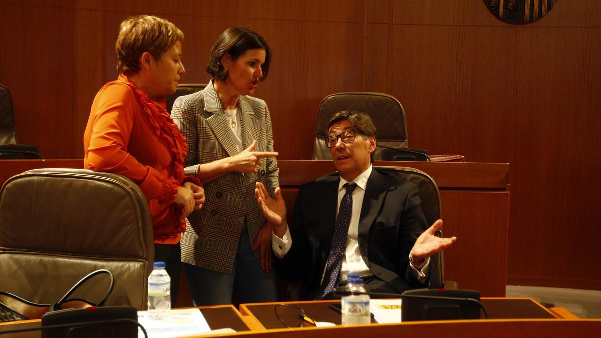 Berta Zapater, a la izquierda, junto a Elena Allué y Arturo Aliaga en un pleno de las Cortes de la pasada legislatura.