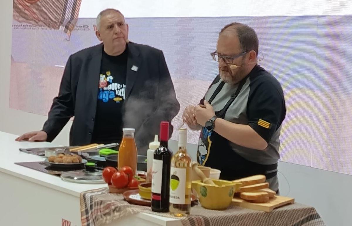 El presentador Rafa Gimena i el cuiner Josep Lluís Pérez, durant el taller d'aquest dijous a Alimentaria.
