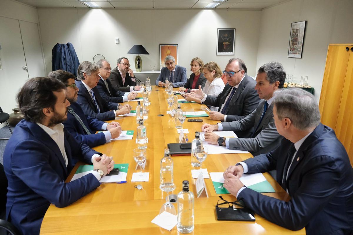 Reunión del consejero de Turismo, Arturo Bernal, con el sector turístico andaluz.