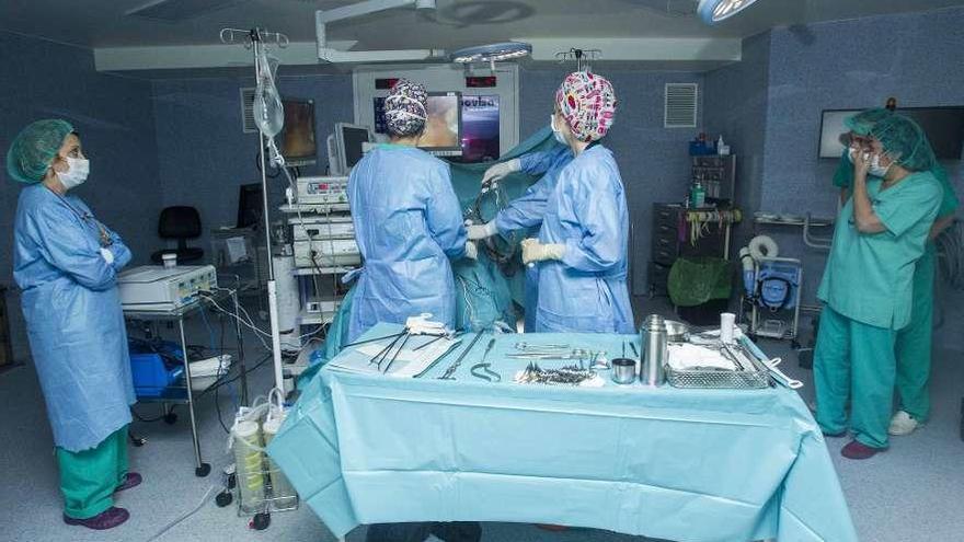 Una operación en los quirófanos de Povisa. // Cristina Graña