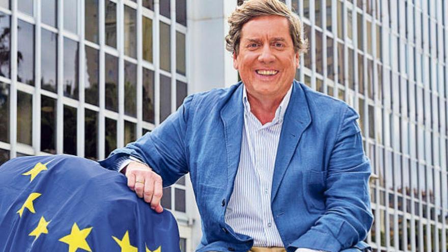 Gabriel Mato posa con la bandera de la UE.