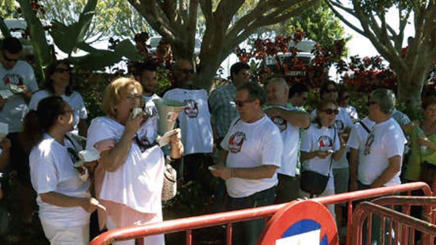 Trabajadores durante una protesta ayer por el ERE en Estepona.