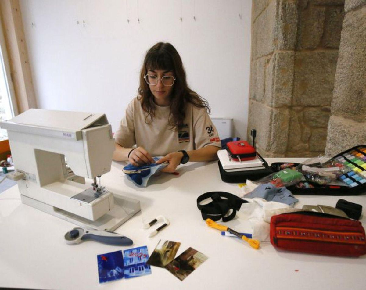 Irene Vieito trabaja la cianotipia. | Anxo Gutiérrez