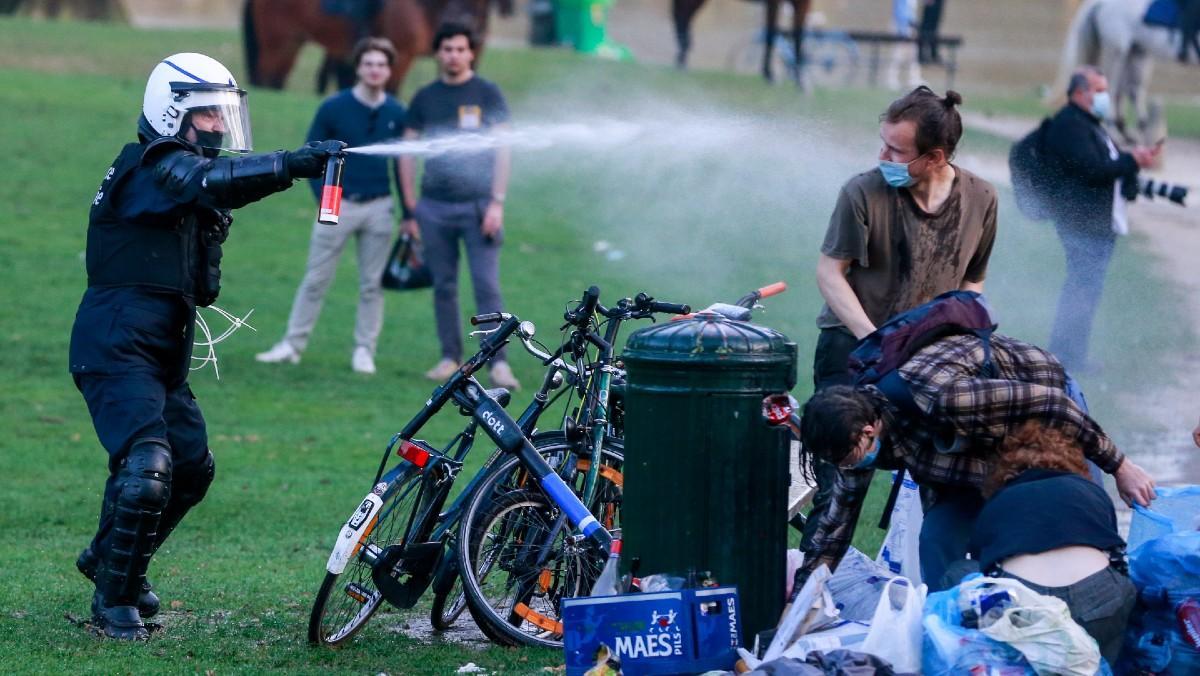 La policia belga dispersa milers d’assistents en un festival fals