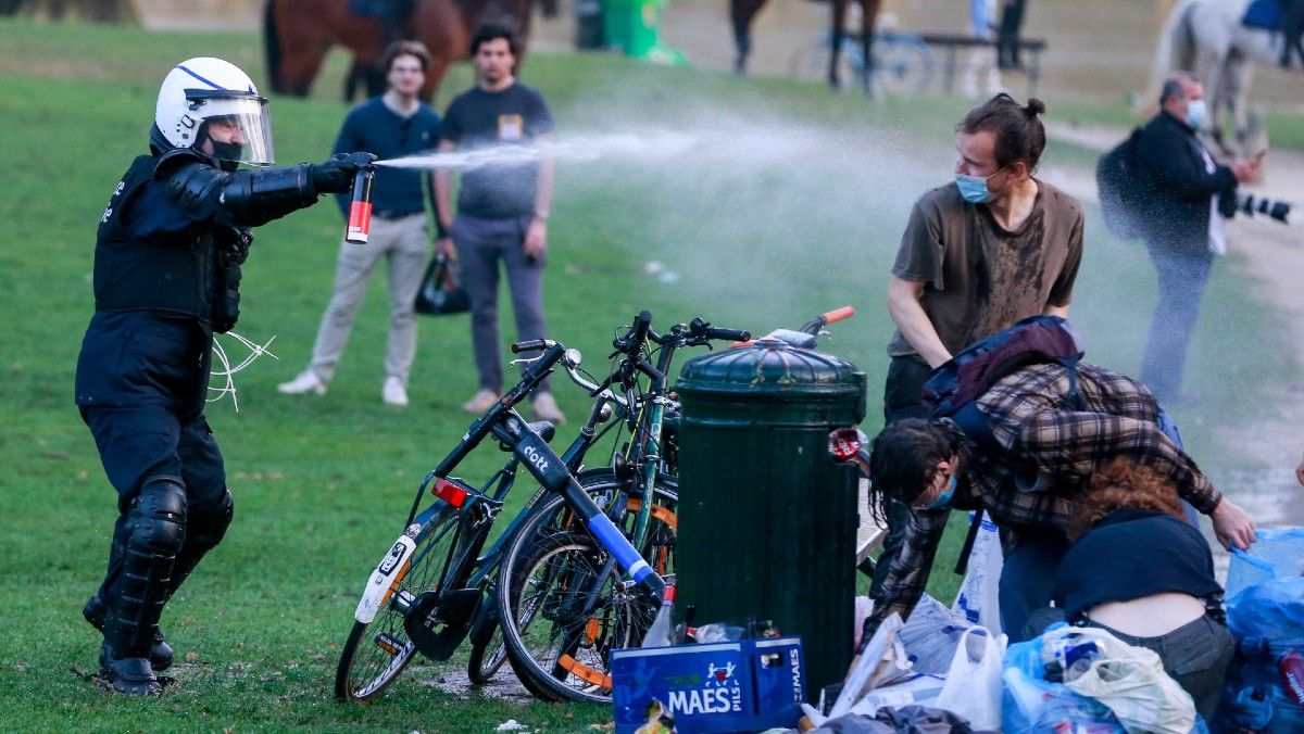 La policía belga intenta desalojar a los participantes del falso festival 'La Boum'