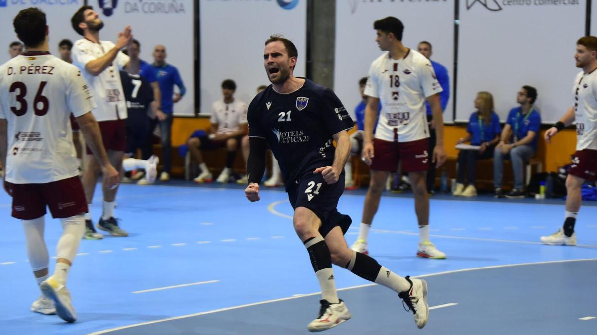 Javi Rodríguez celebra un gol al Benidorm en San Francisco Javier.