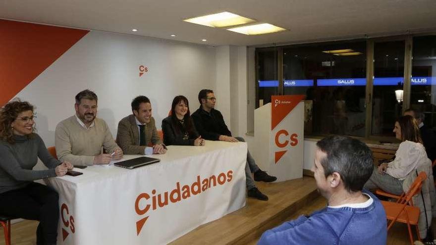 Por la izquierda, Susana Fernández, Sergio García, Nacho Cuesta, Laura Pérez Macho y José Luis Costillas presidiendo el comité autonómico de Ciudadanos de ayer.