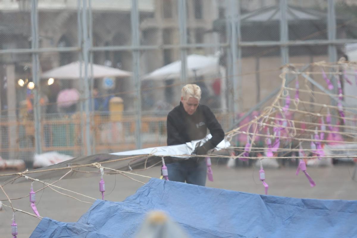 Así se prepara la mascletà del 7 de marzo de las fallas de València.