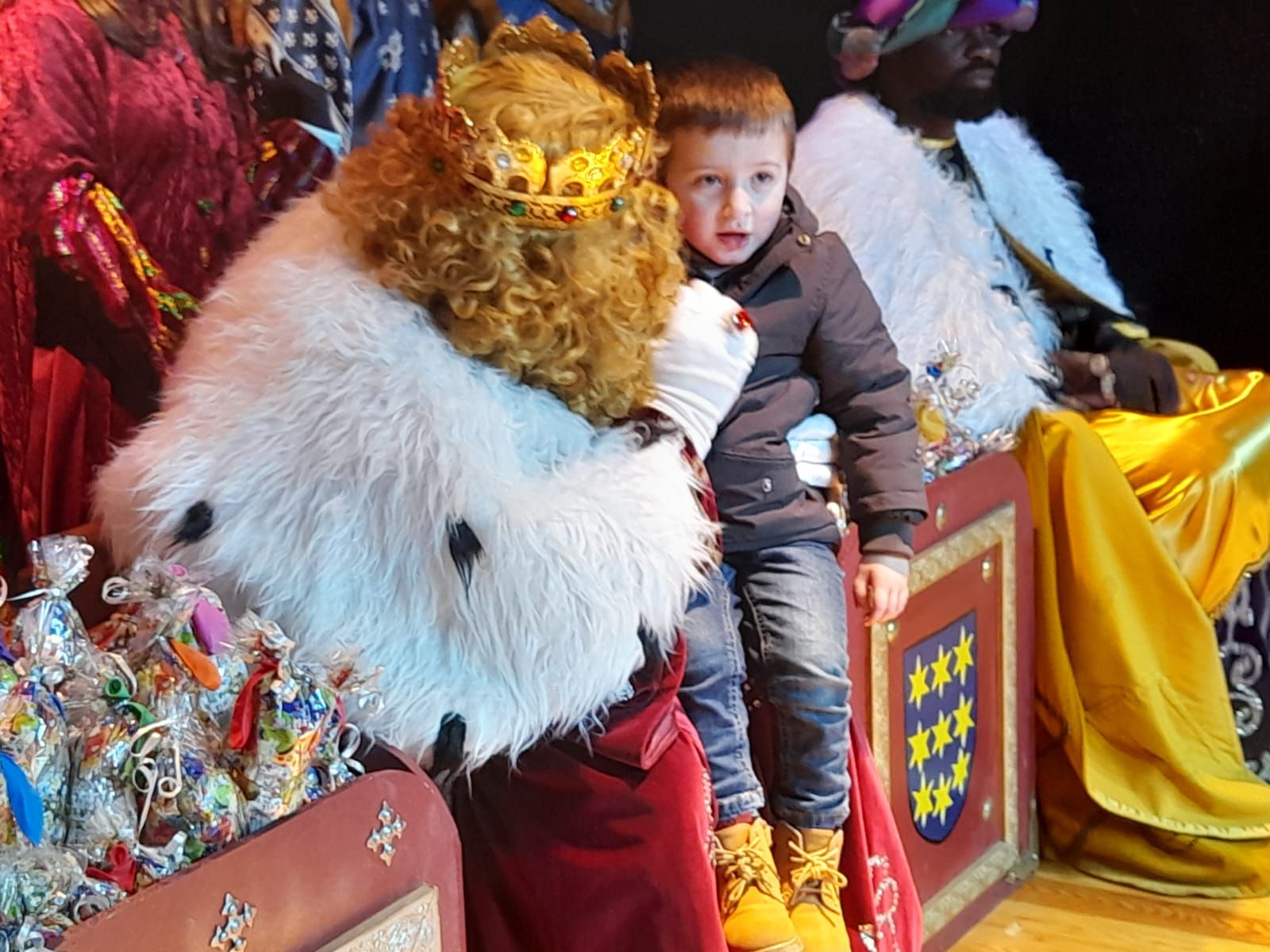 Sus Majestades de Oriente reciben a los niños de Llanera