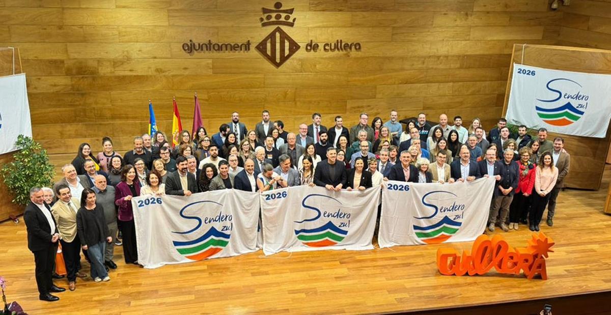 Foto de familia de los representantes de los pueblos valencianos galardonados con la bandera de Sendero Azul
