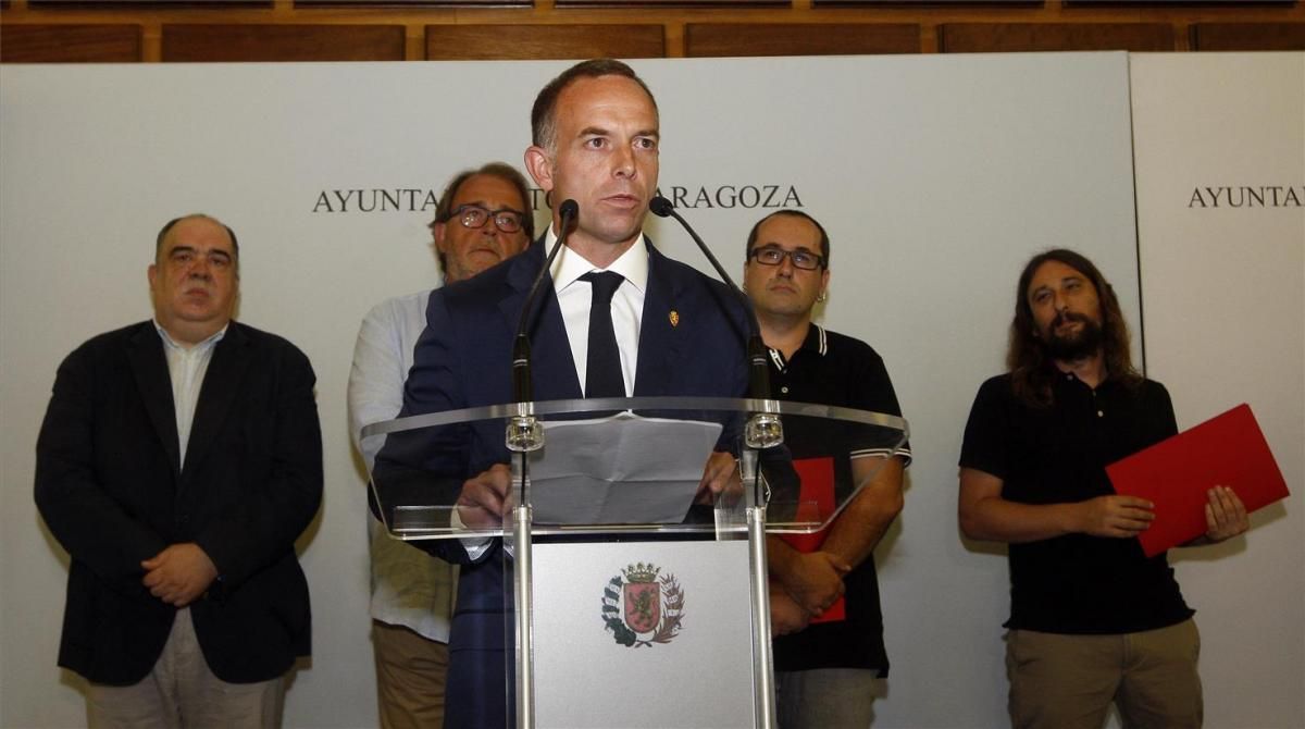 Ofrenda de flores del Real Zaragoza a la Virgen del Pilar y recepción en el Ayuntamiento