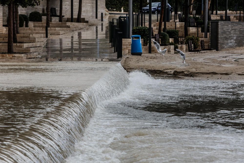 La arena de la playa de la Albufereta ha desaparecido a causa del temporal.