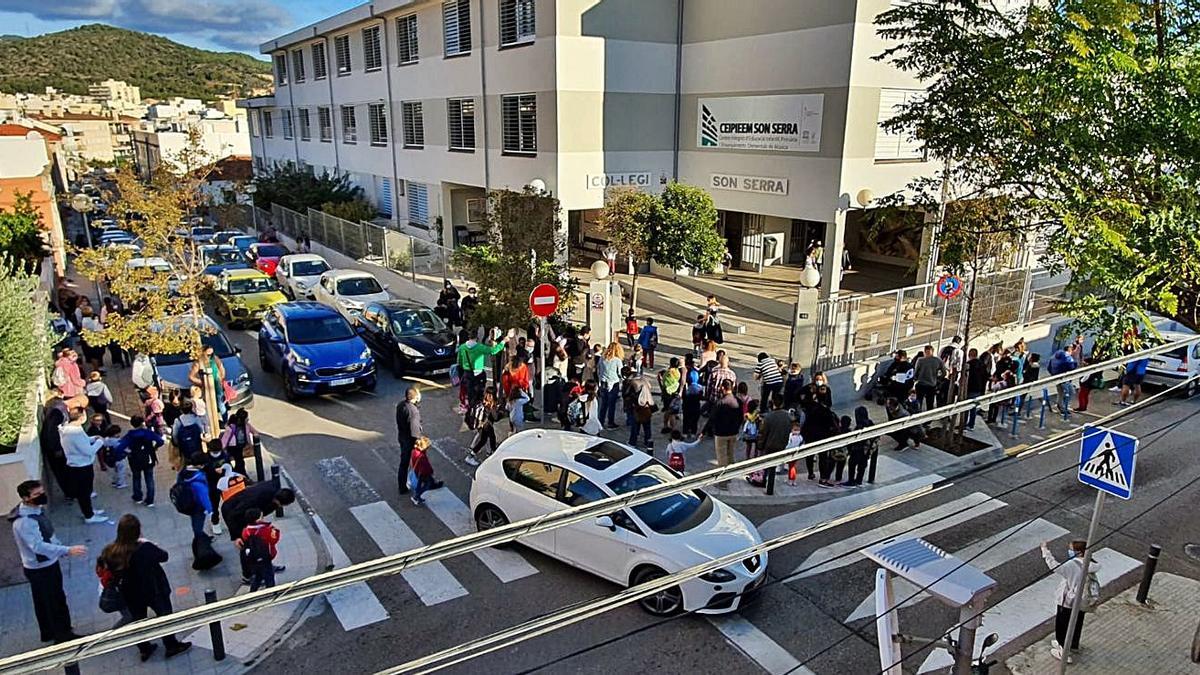 Llegada de familias con los niños por la mañana, en la calle Pardo Bazán.