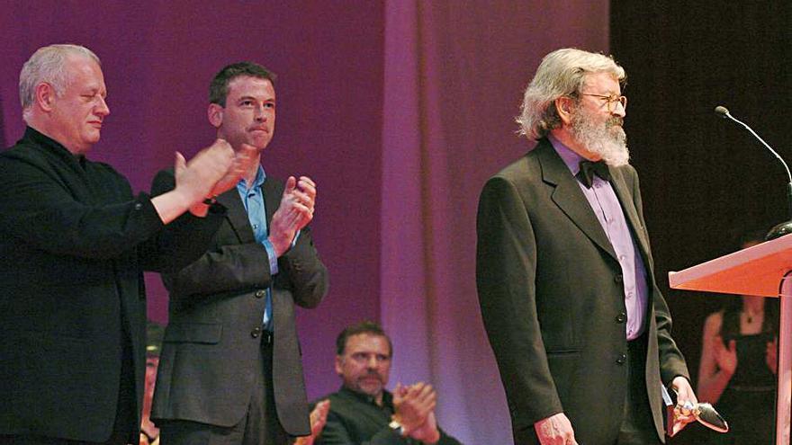 Echanove aplaude a Juan José Otegui (a la derecha), en presencia del hijo de éste, Sergio Otegui, tras entregarle el premio de la Unión de Actores, en 2004. | Efe