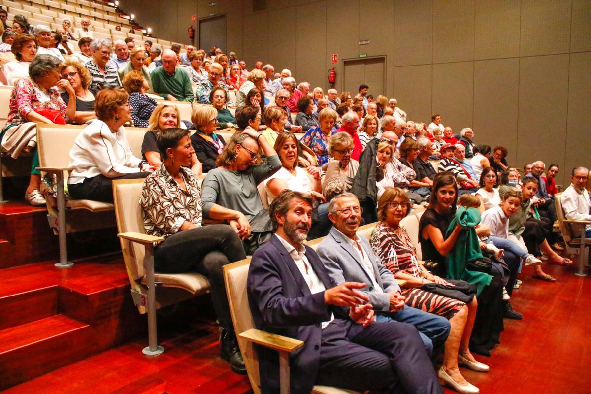 El alcalde, Alberto Varela, acompaña a Puga en la primera fila del Auditorio minutos antes de iniciarse el homenaje