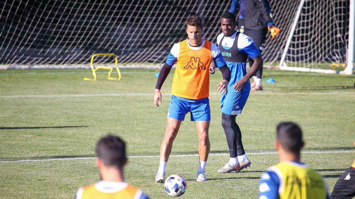 Los blanquiazules Tano y Appin, este lunes en el entrenamiento del Hércules en El Albir