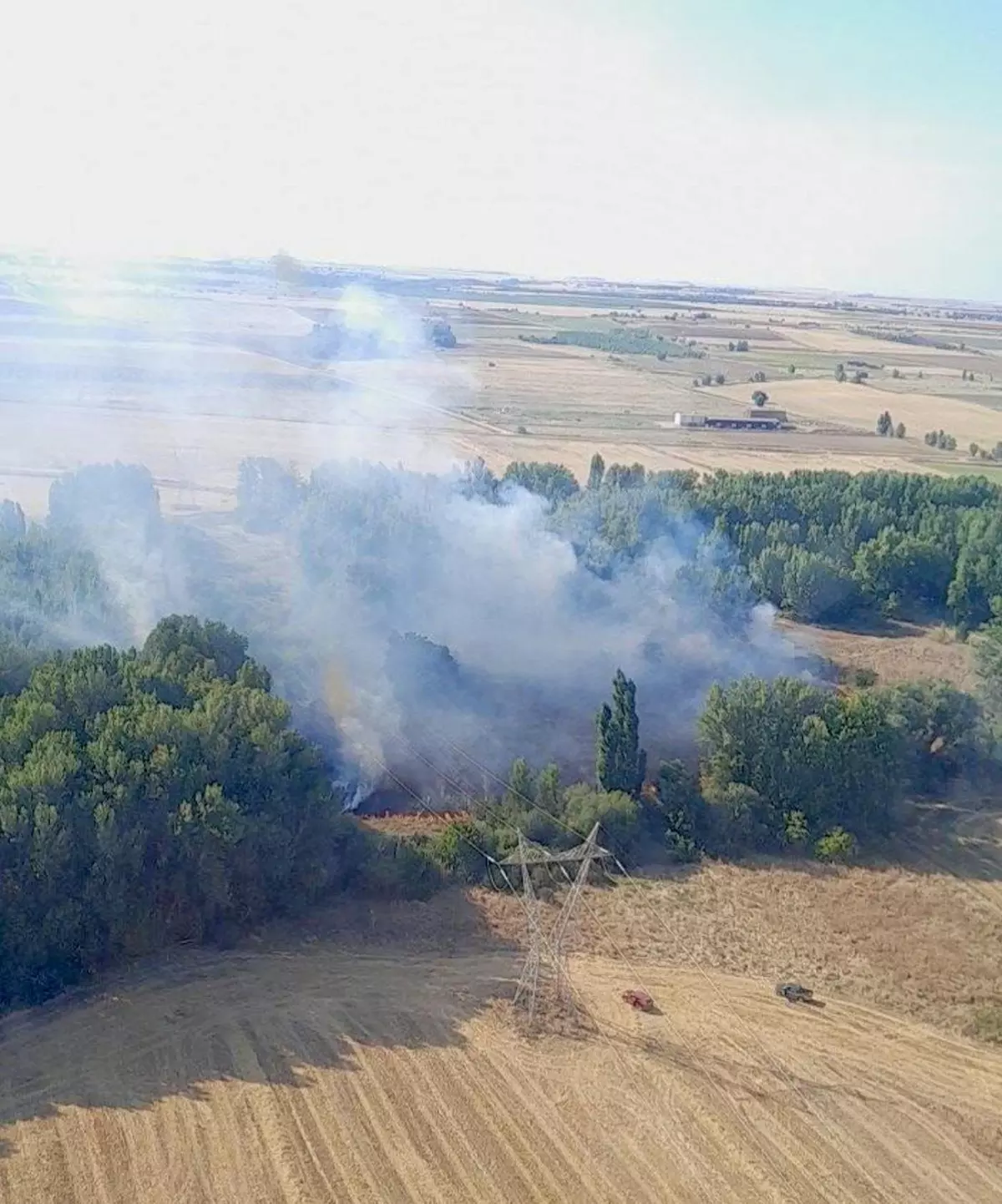 Medios terrestres combaten un fuego de nivel 1 en las afueras de Mayorga (Valladolid)