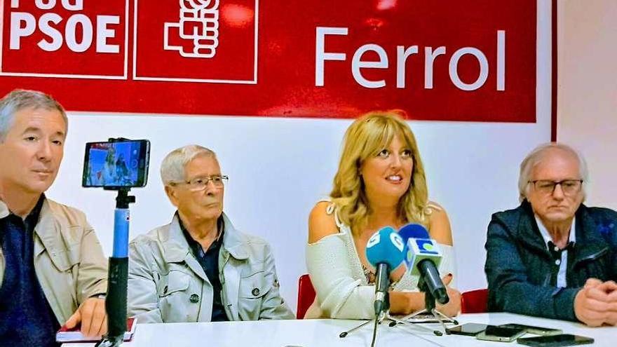 Sestayo, acompañada por integrantes de la ejecutiva socialista de Ferrol.