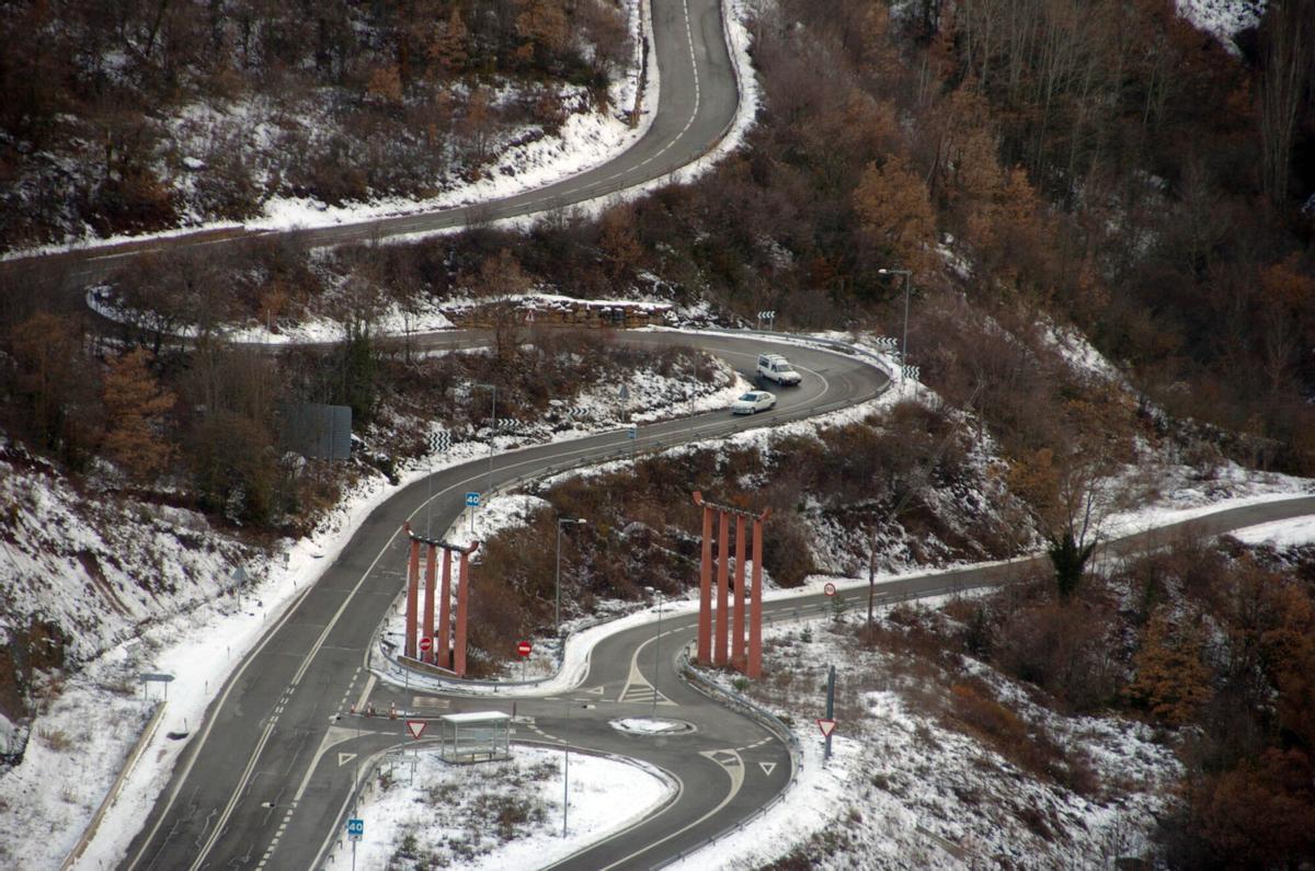 Aspecto de la carretera N-260 o Eix Pirinenc a su paso por la localidad de Xerallo, en el Pallars Jussà.