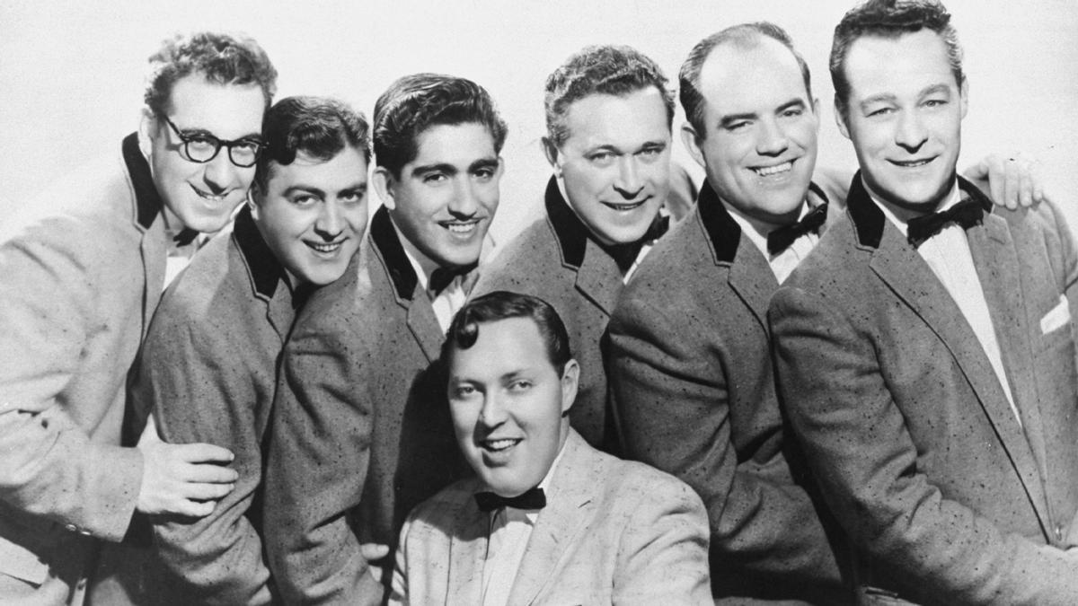 Bill Haley, en primer térmono, con los Comets.