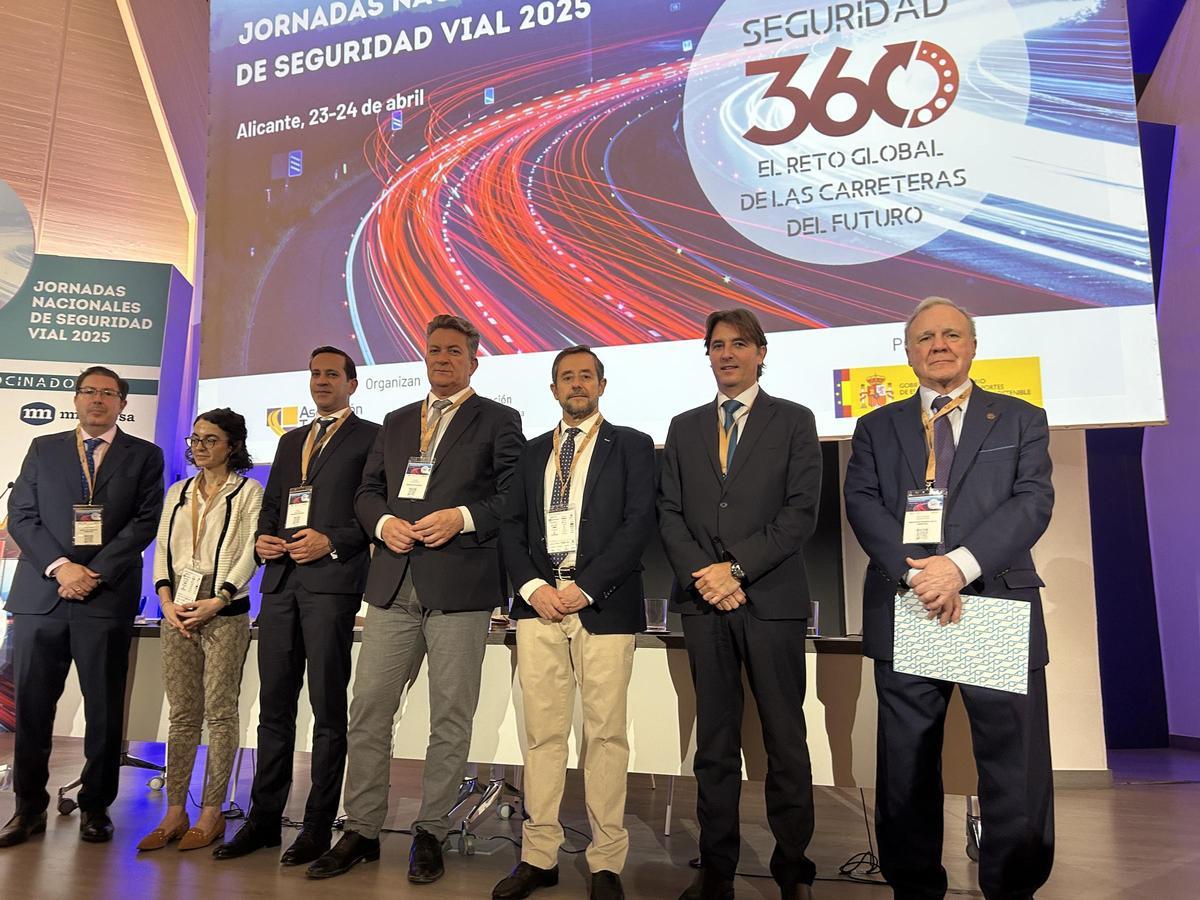 Autoridades participantes en la mesa inaugural de las JNSV2025. De izquierda a derecha: Álvaro Navareño, Presidente de la Asociación Técnica de Carreteras; Paula Pérez, Subdirectora General de Conservación y Gestión de Activos del Ministerio de Transportes y Movilidad Sostenible; Arturo Poquet, Diputado Provincial de Carreteras de la Diputación de Alicante; Vicente Martínez, Conseller de Medio Ambiente, Infraestructuras y Territorio de la Generalitat Valenciana; Roberto Llamas, ponente general del congreso; Carlos de Juan Carrillo, Concejal de Movilidad Urbana del Ayuntamiento de Alicante y Juan Francisco Lazcano, Presidente de la Asociación Española de la Carretera (AEC).