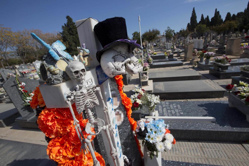 El cementerio de Alicante recibe miles de visitas en el día de los Santos