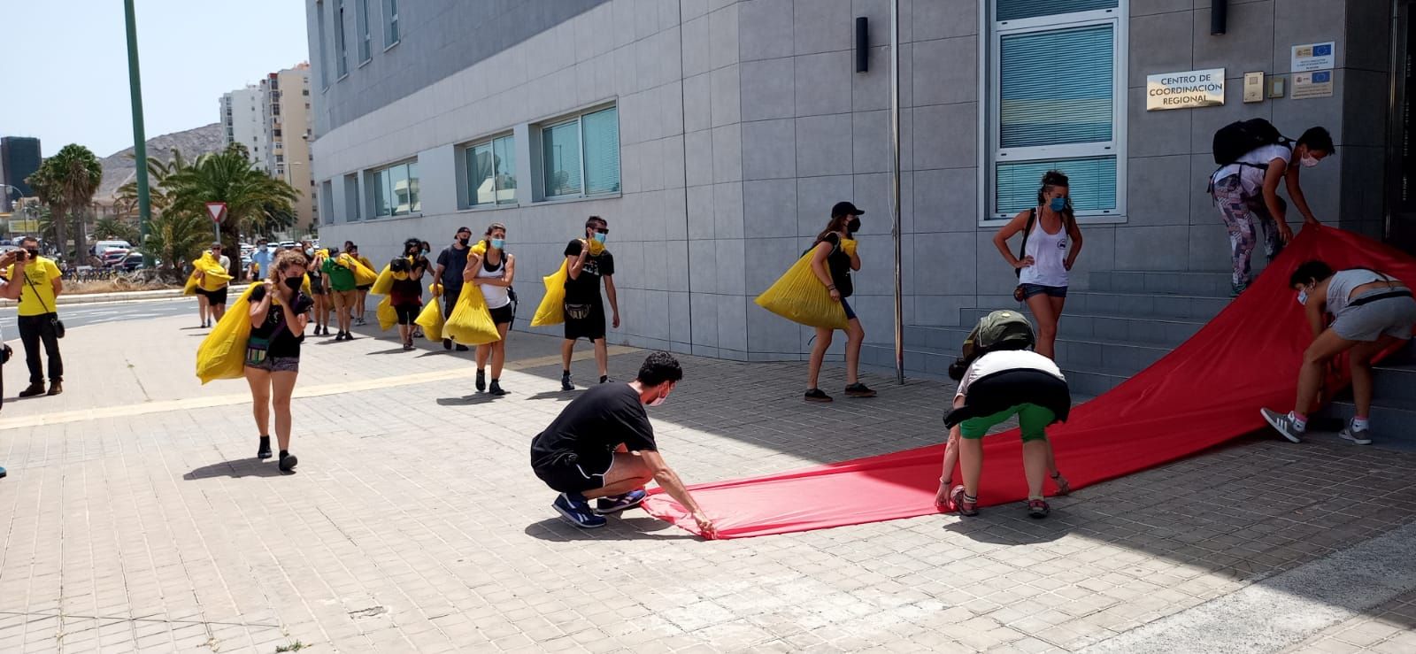 Esparcen 150 kilos de estiércol a la entrada de Frontex en Gran Canaria para pedir su cierre