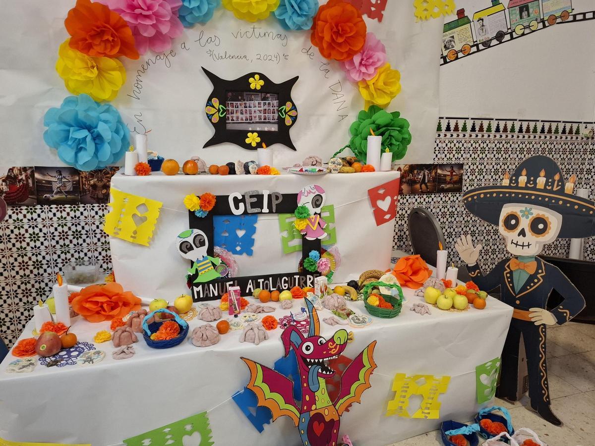 Mesa con trabajos realizados por las alumnas mexicanas en el Manuel Altolaguirre de Málaga.