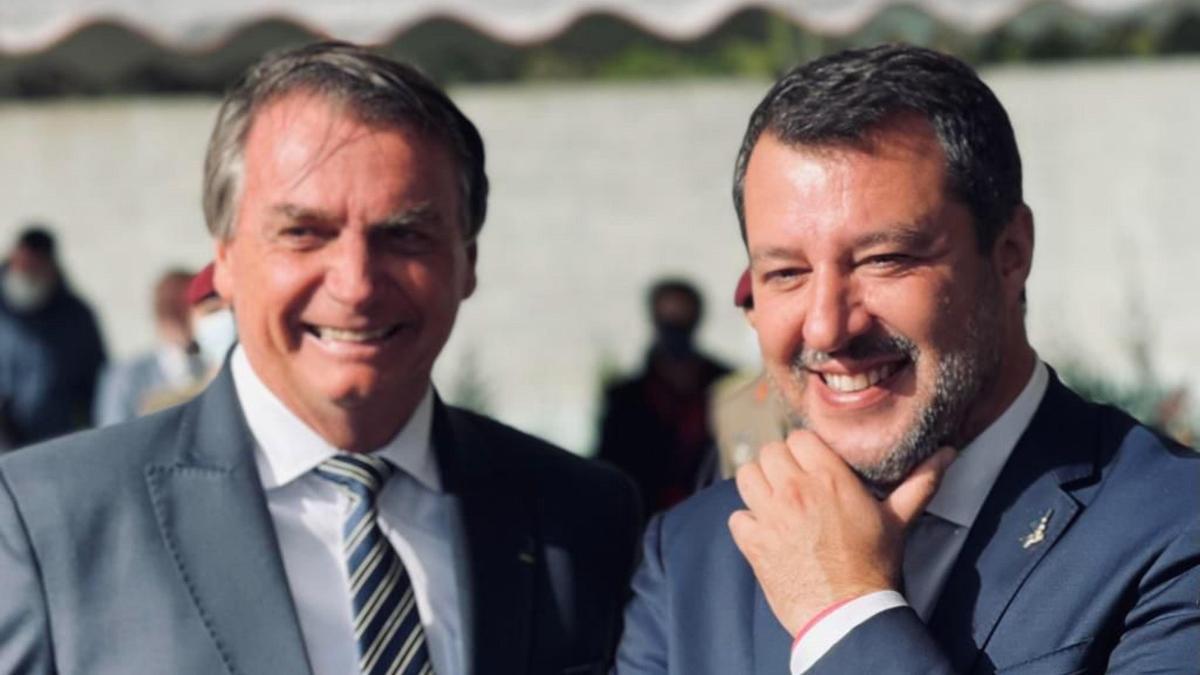 El presidente brasileño (izquierda), Jair Bolsonaro, junto al líder de la Liga, el ultraderechista, Matteo Salvini, este martes en Pistoia..