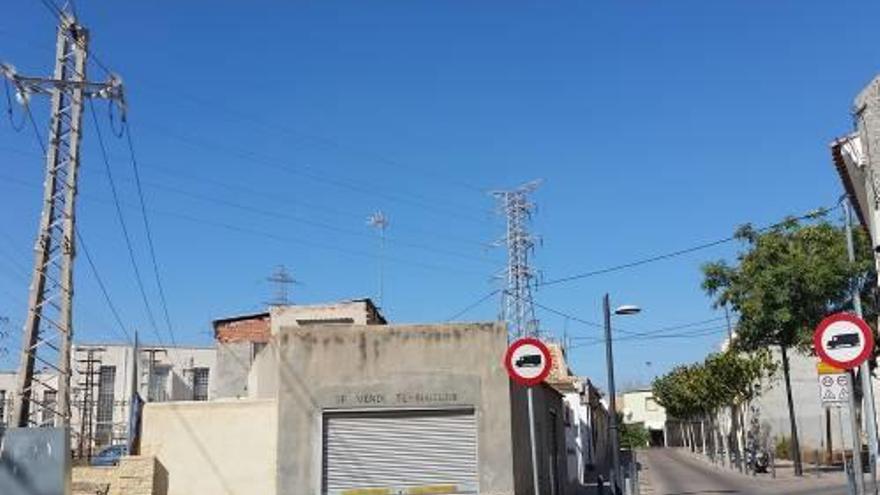 Los vecinos de El Tubo piden  la mediación del Ayuntamiento para soterrar las torres eléctricas