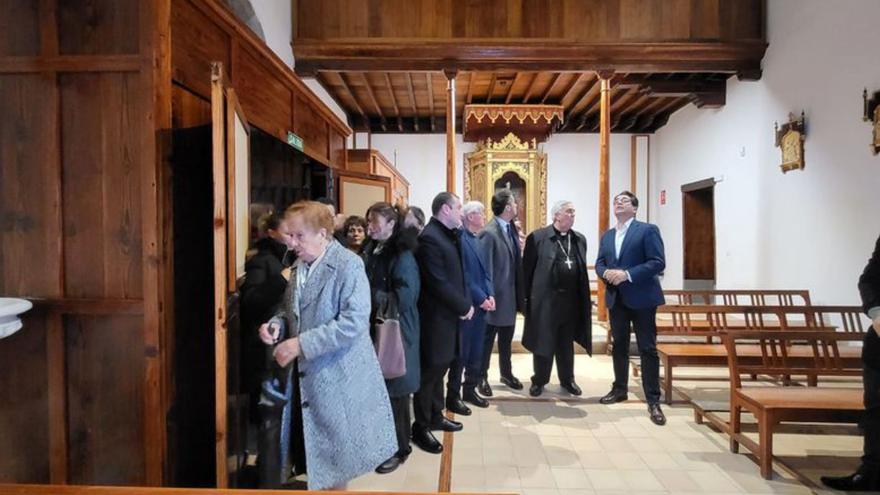 Arriba, el interior de la iglesia del Hospital del Dolores tras las obras de restauración; a la izquierda, la fachada del templo antes de su inauguración, el pasado jueves, y, a la derecha, la entrada y la zona trasera del inmueble.