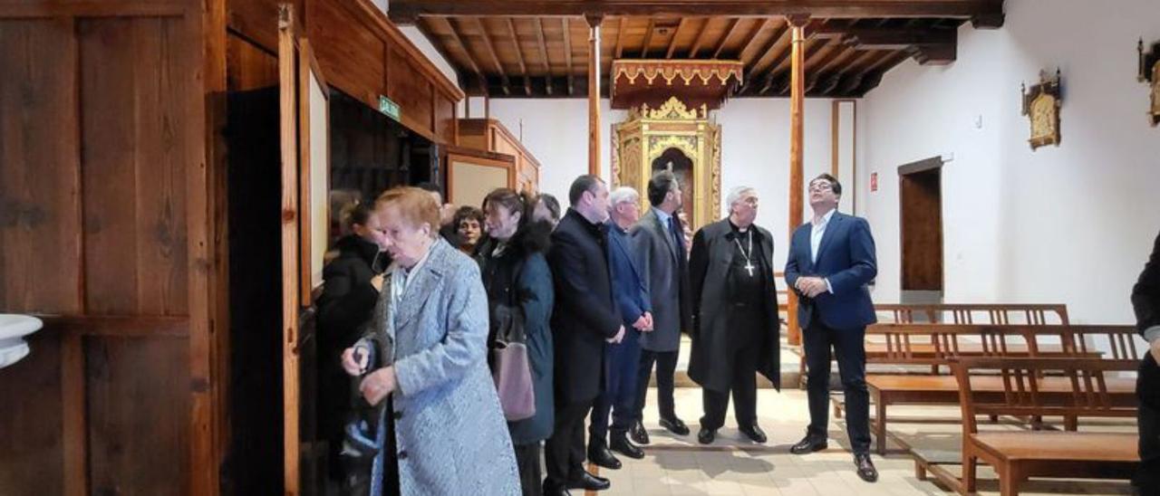 Arriba, el interior de la iglesia del Hospital del Dolores tras las obras de restauración; a la izquierda, la fachada del templo antes de su inauguración, el pasado jueves, y, a la derecha, la entrada y la zona trasera del inmueble.