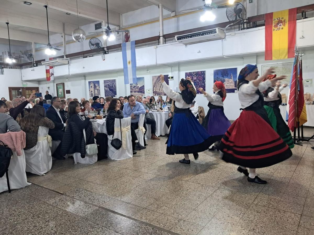 Baile regional durante la celebración del aniversario.
