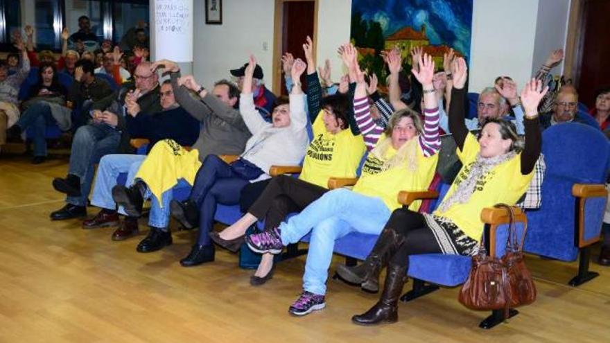 Los afectados de Moaña impidieron ayer la celebración de una comisión informativa.  // G.N.