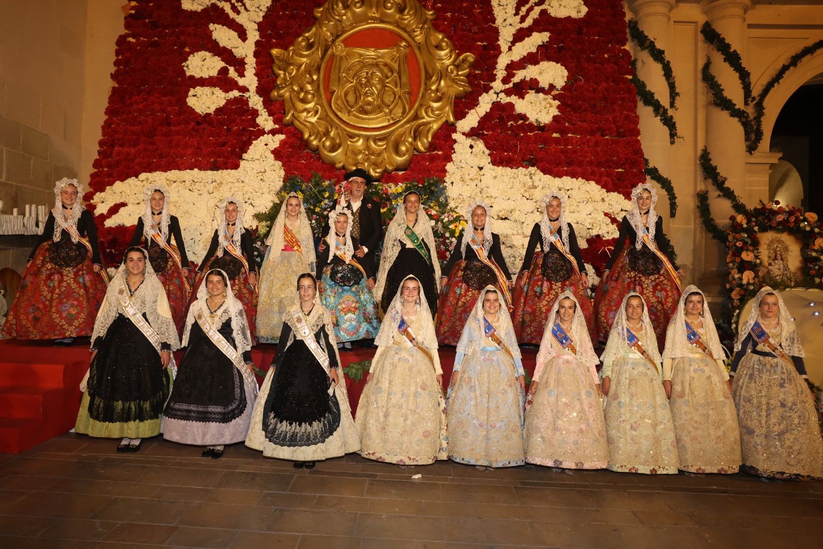 Carmen, Nerea y las dos cortes rematan la Ofrenda de Alicante