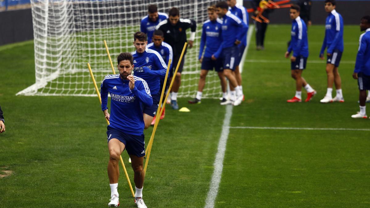 Adrián González, Borja Sainz y César Yanis encabezan un ejercicio en el entrenamiento del Zaragoza.