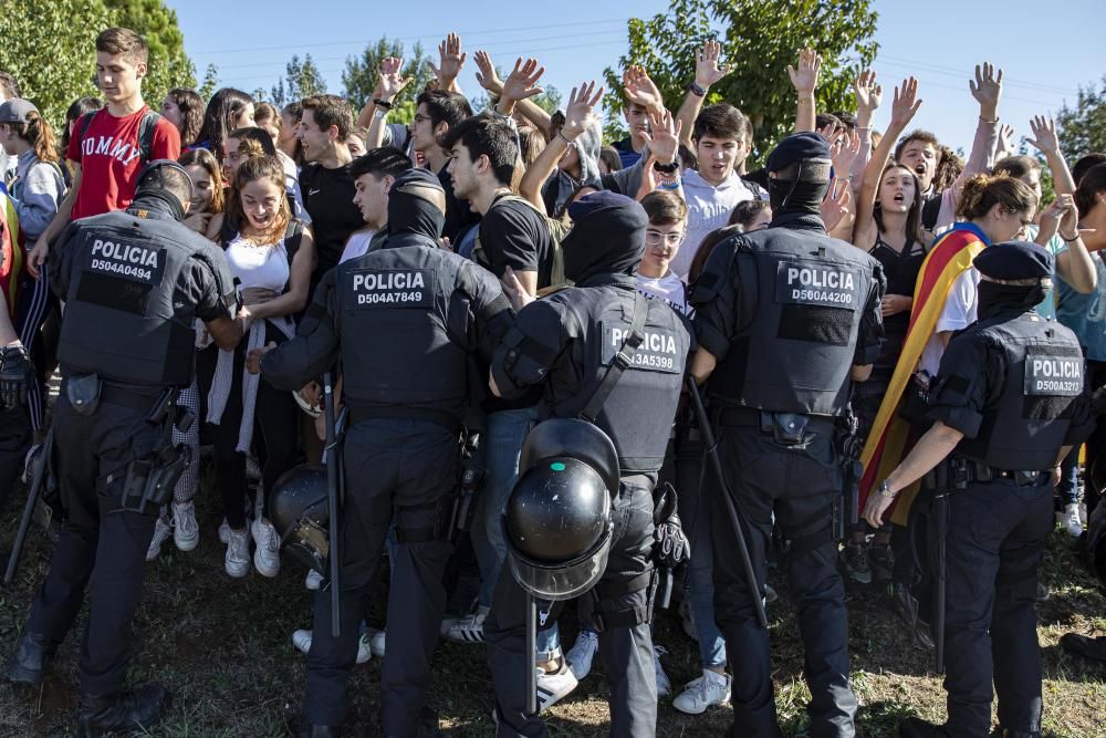 Els Mossos carreguen per dispersar les persones que tallaven la C-65 a Cassà