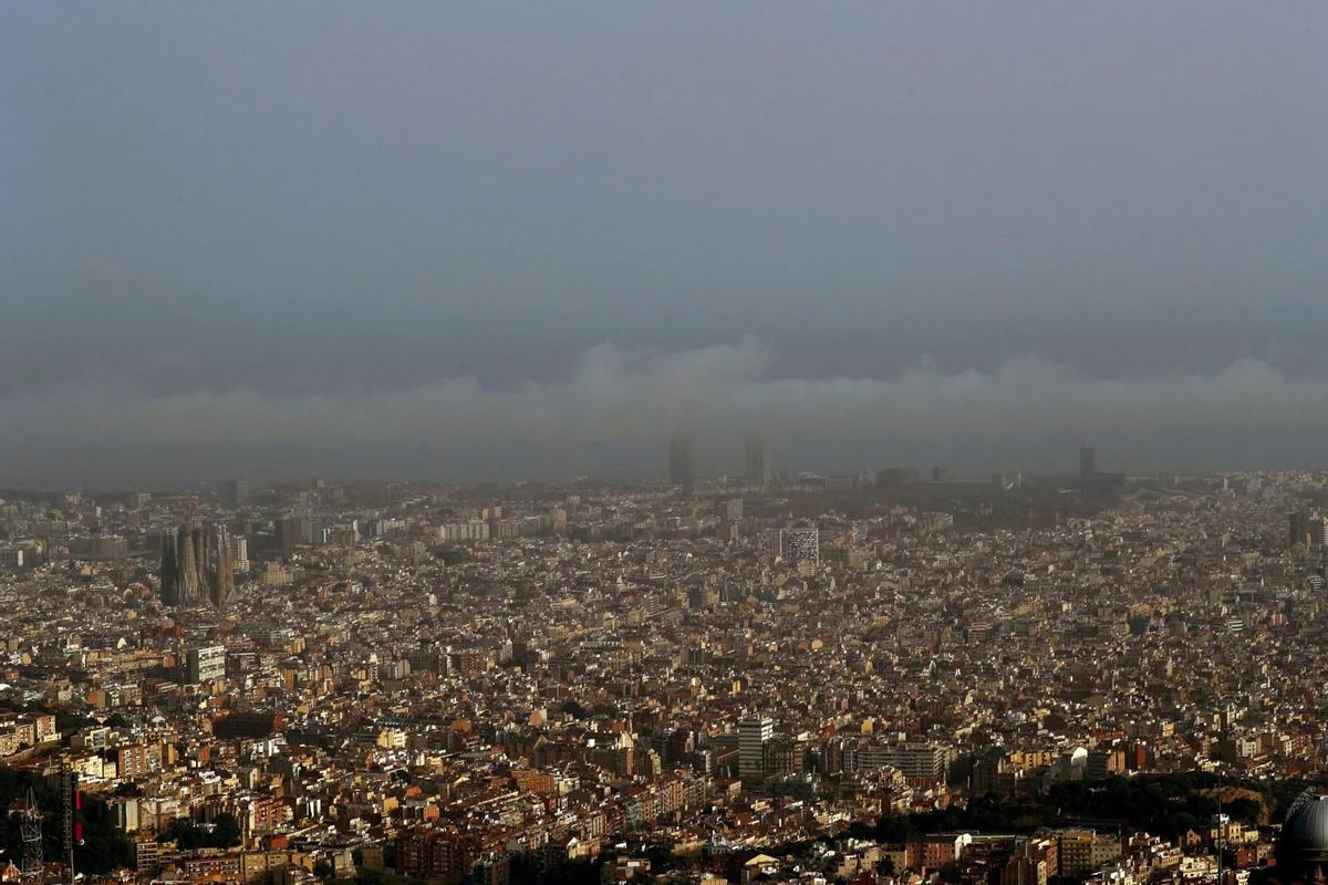 Barcelona bajo una nube de contaminación.